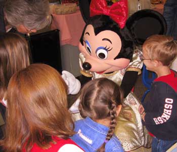 Disney Friends and Minnie Mouse Honor Moms