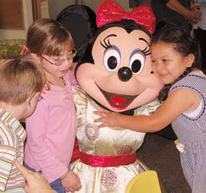 Disney Friends and Minnie Mouse Honor Moms